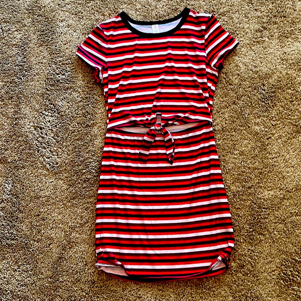 Cute dress with horizontal slit in front with tie